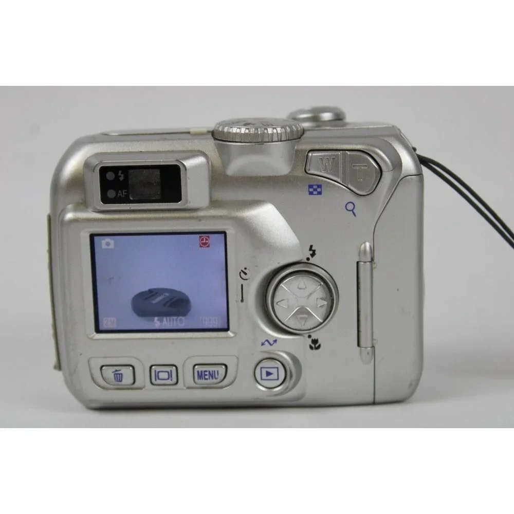 Nikon COOLPIX 2100 2.0MP Digital Camera Silver Retro Vintage Tested & Working